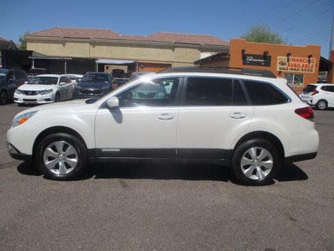 Used 2011 Subaru Outback 3.6R Limited AWD/4WD image 2