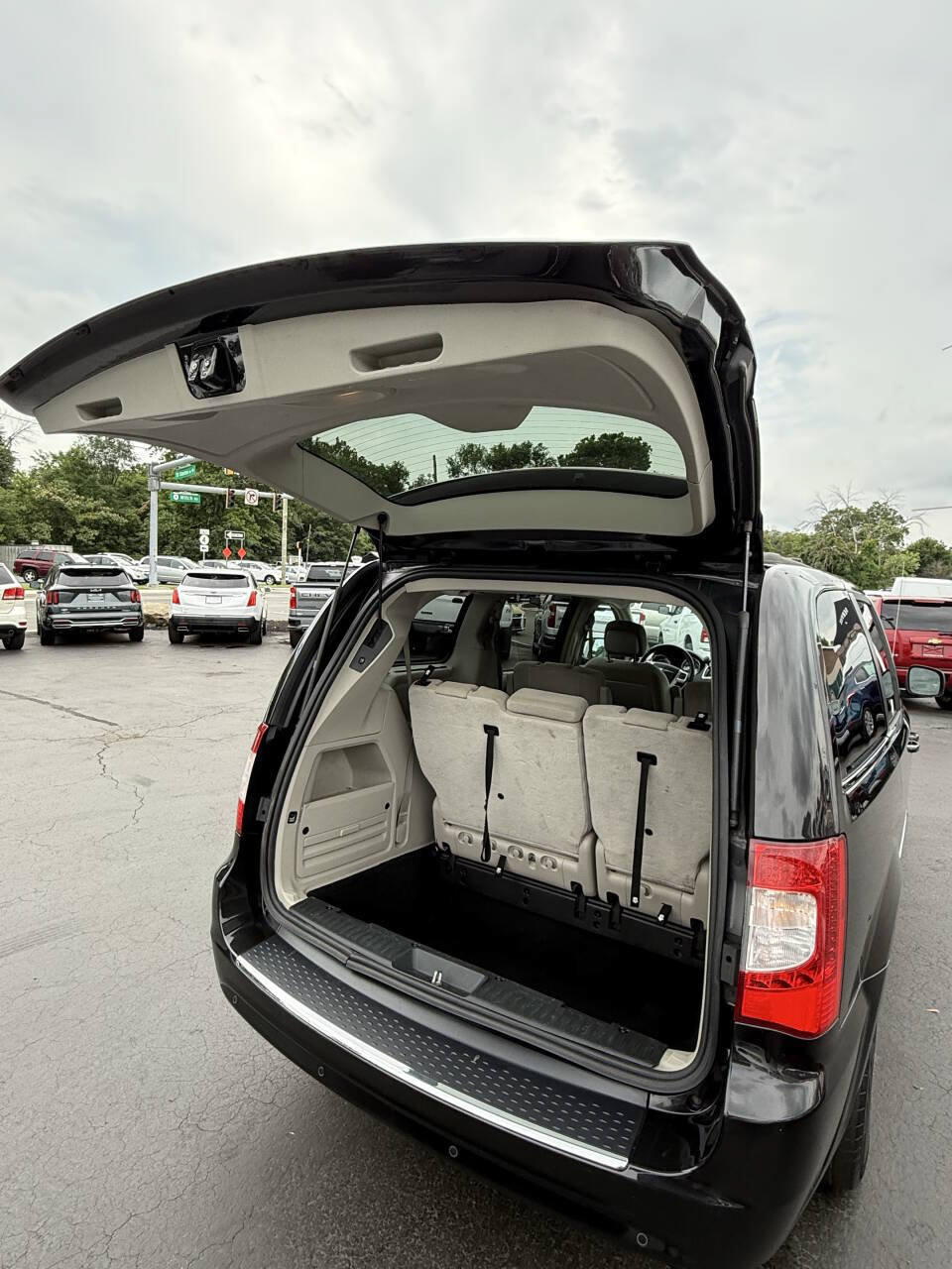Used 2014 Chrysler Town & Country Touring FWD image 17