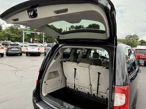 Used 2014 Chrysler Town & Country Touring FWD image 17
