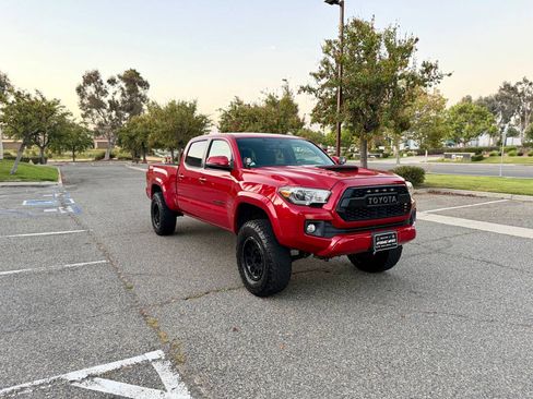 Used 2017 Toyota Tacoma TRD Sport Pickup 4D 6 ft RWD image 7