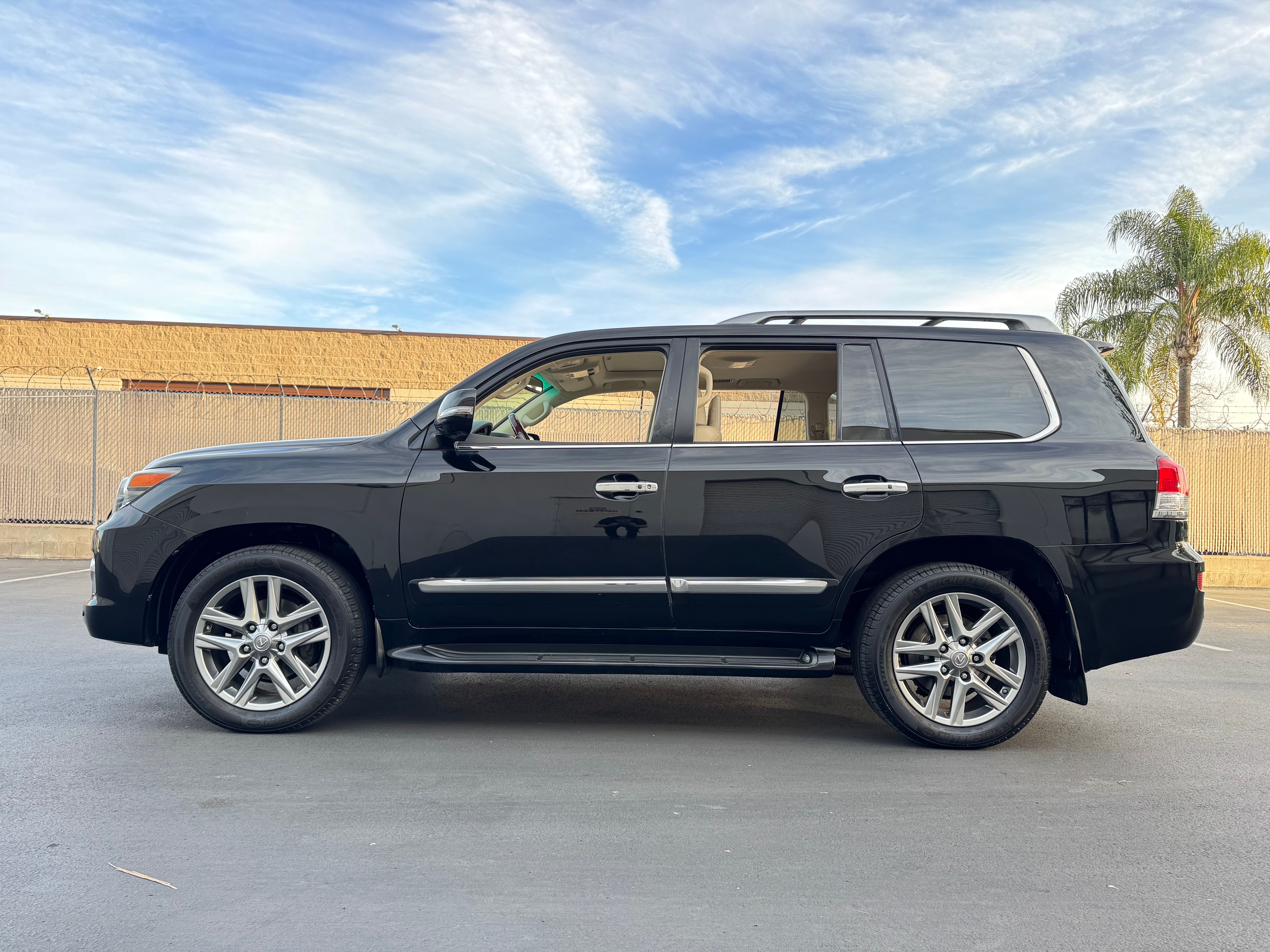Used 2013 Lexus LX 570 4WD image 3