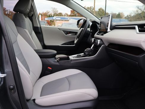 Used 2022 Toyota RAV4 Limited image 16