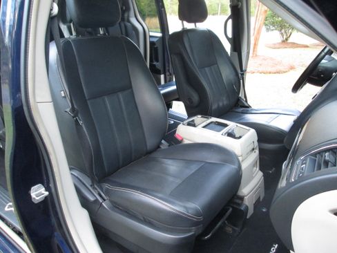 Used 2012 Chrysler Town & Country Touring image 10