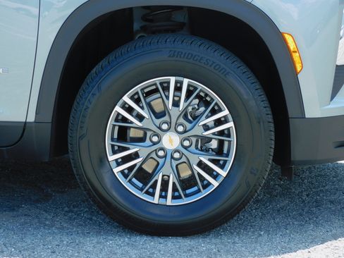 Used 2026 Chevrolet Traverse FWD LT image 9