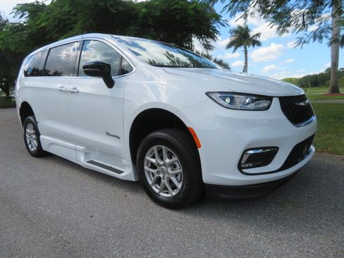 Used 2024 Chrysler Pacifica Touring-L image 6