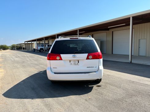 Used 2007 Toyota Sienna LE Minivan 4D FWD image 4