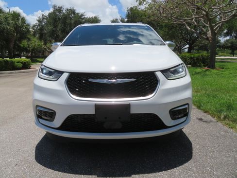 Used 2022 Chrysler Pacifica Pinnacle FWD image 12