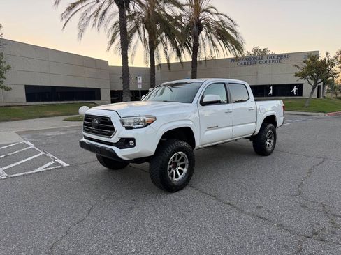 Used 2018 Toyota Tacoma PreRunner w/ SR5 Package RWD image 3