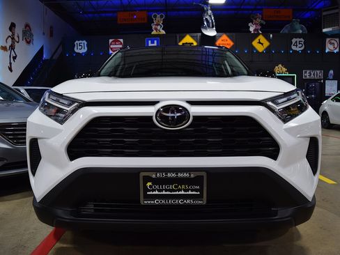 Used 2025 Toyota RAV4 XLE Premium image 10