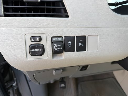 Used 2011 Toyota Sienna XLE image 6