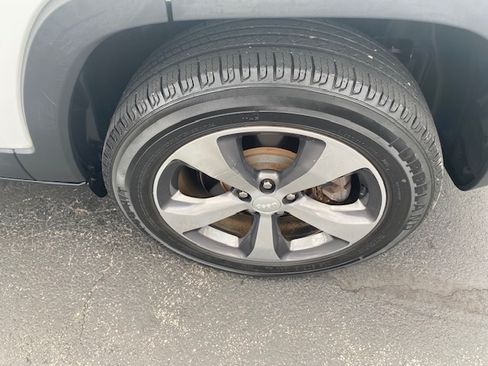 Used 2019 Jeep Cherokee Limited image 18