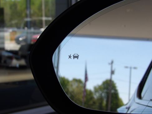 Used 2023 Buick Envision Essence image 30