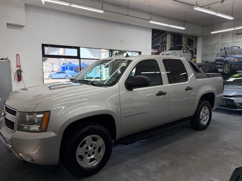 Used 2008 Chevrolet Avalanche 2WD image 2