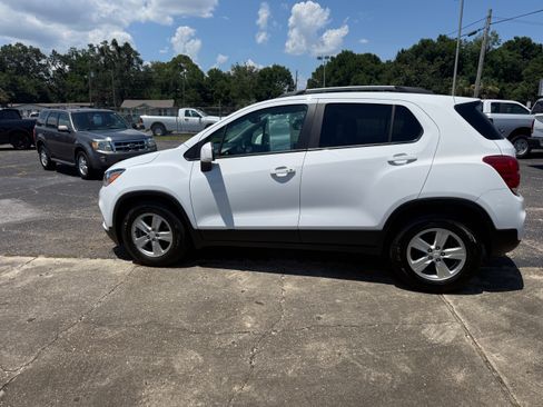 Used 2022 Chevrolet Trax FWD LT w/ 1LT image 3