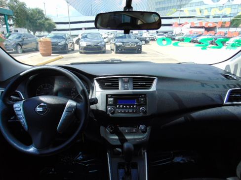 Used 2016 Nissan Sentra S image 11