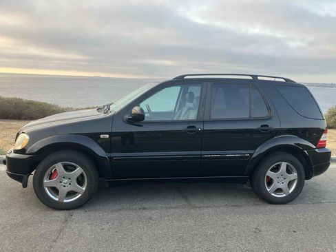 Used 2000 Mercedes-Benz ML 55 AMG image 2