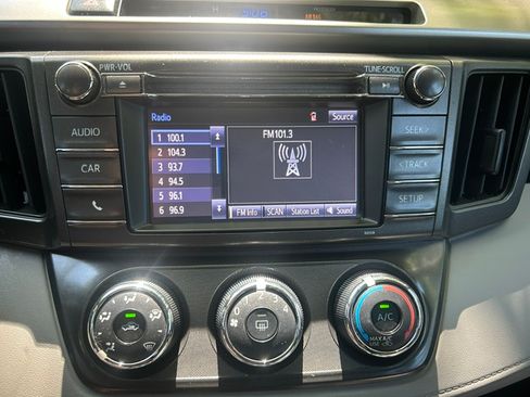 Used 2015 Toyota RAV4 AWD LE image 14