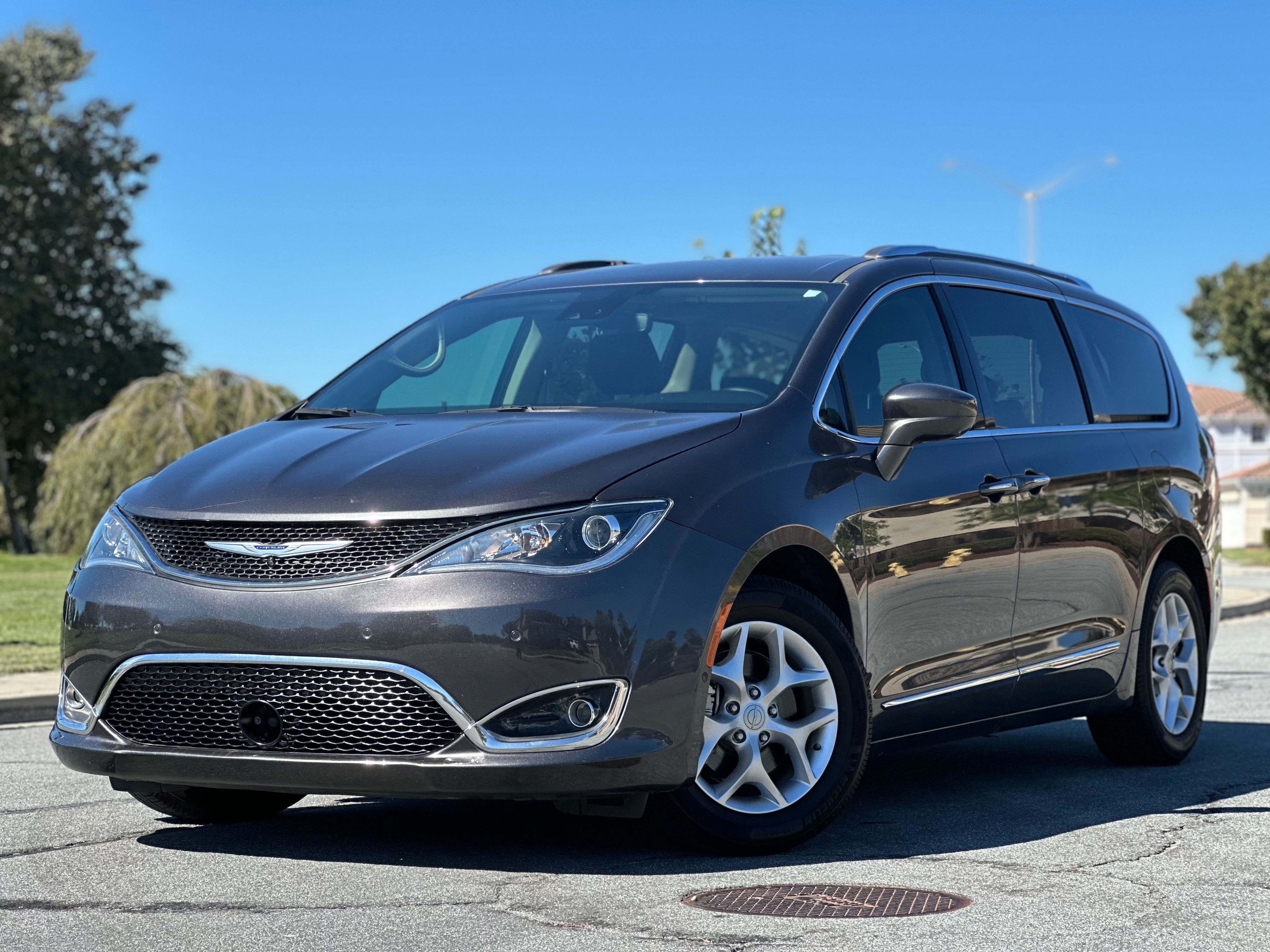 Used 2020 Chrysler Pacifica Touring-L Plus FWD image 1