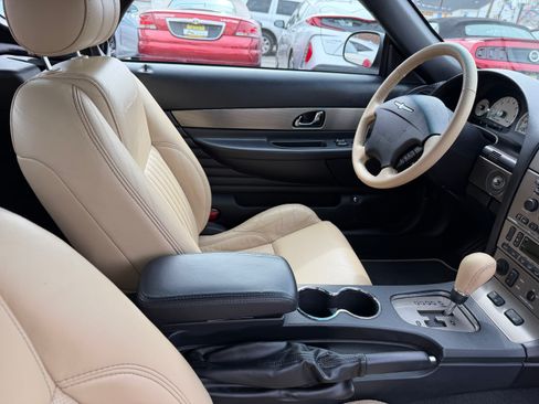 Used 2004 Ford Thunderbird image 25