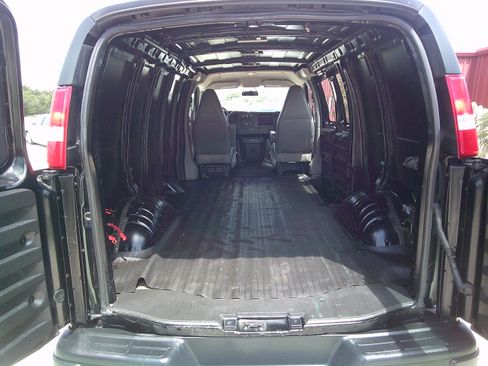 Used 2019 Chevrolet Express 2500 RWD image 15