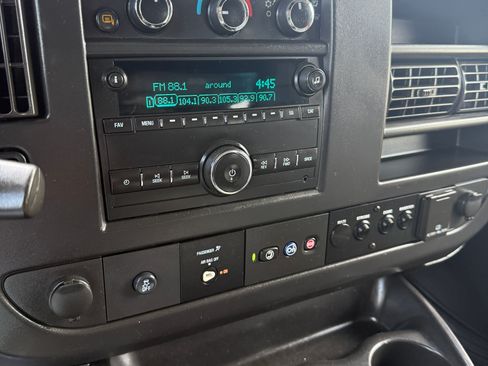 Used 2018 Chevrolet Express 2500 RWD image 15