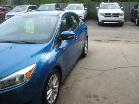 Used 2015 Ford Focus SE Sedan FWD image 1