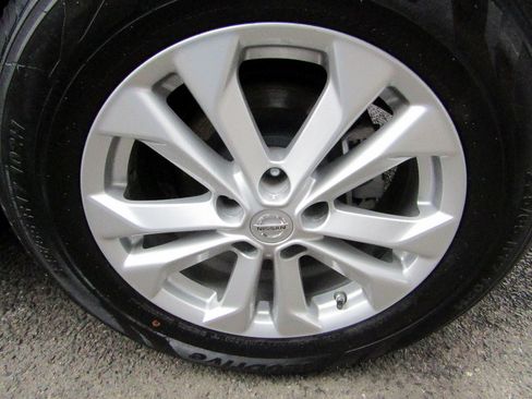 Used 2016 Nissan Rogue SV image 12