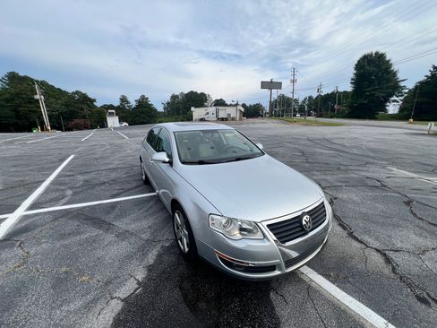 Used 2009 Volkswagen Passat 2.0T Komfort Sedan FWD image 2