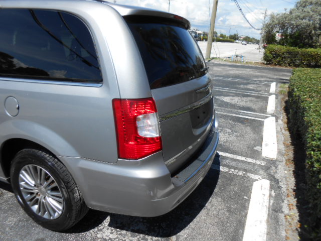Used 2014 Chrysler Town & Country Touring-L FWD image 4