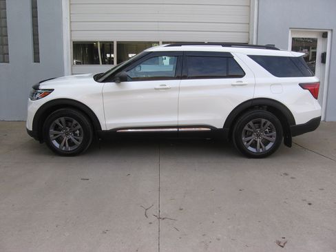 Used 2025 Ford Explorer 4WD Active image 3