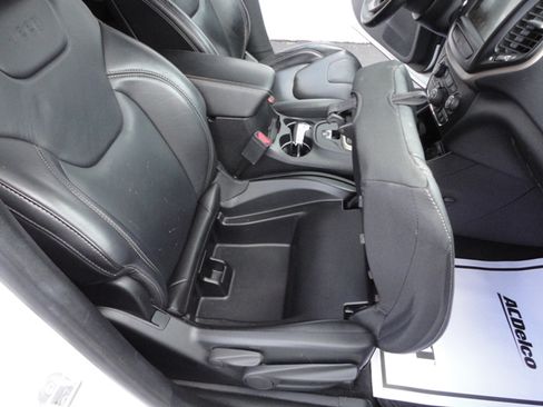 Used 2017 Jeep Cherokee Limited image 21