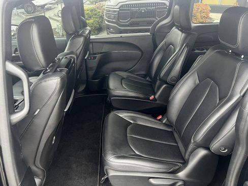Used 2024 Chrysler Pacifica Select image 8