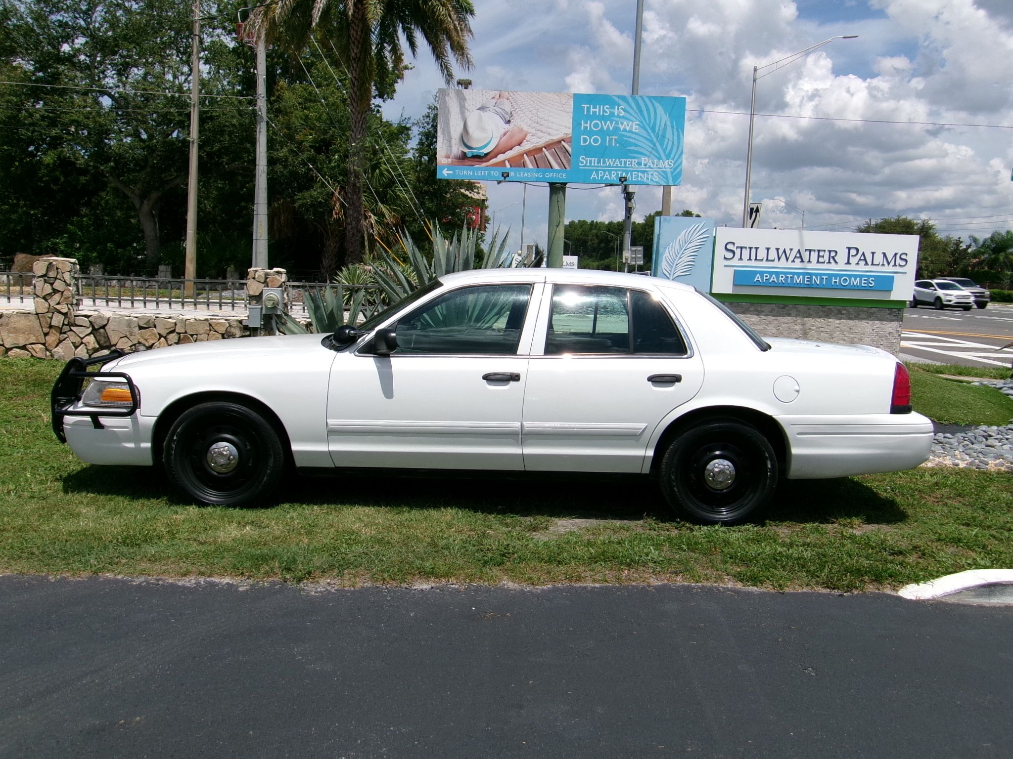 Used 2010 Ford Crown Victoria Police Interceptor RWD image 2