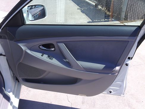 Used 2011 Toyota Camry LE image 11