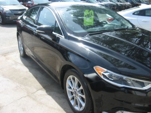 Used 2017 Ford Fusion SE FWD image 3