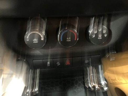 Used 2014 Jeep Wrangler Unlimited Rubicon image 11