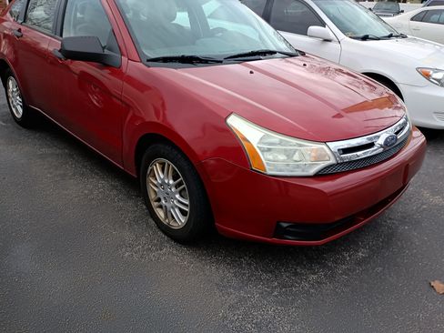 Used 2010 Ford Focus SE image 2