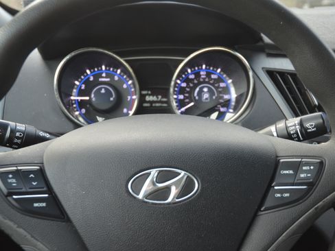 Used 2011 Hyundai Sonata GLS image 12