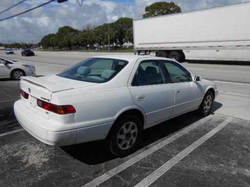 Used 1999 Toyota Camry LE V6 Sedan FWD image 5