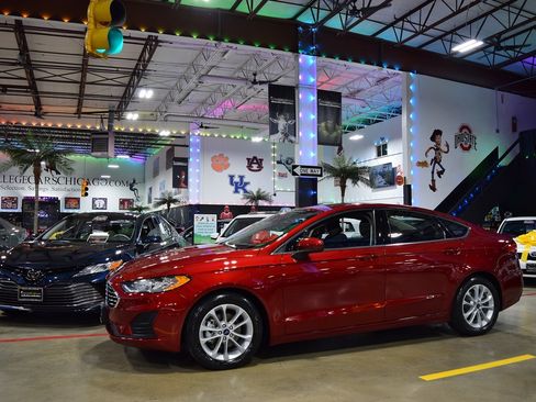 Used 2019 Ford Fusion SE FWD image 3
