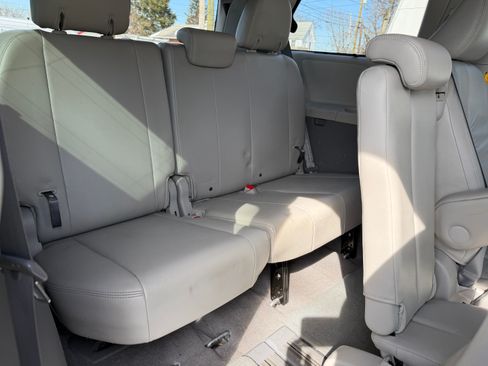 Used 2011 Toyota Sienna XLE image 23