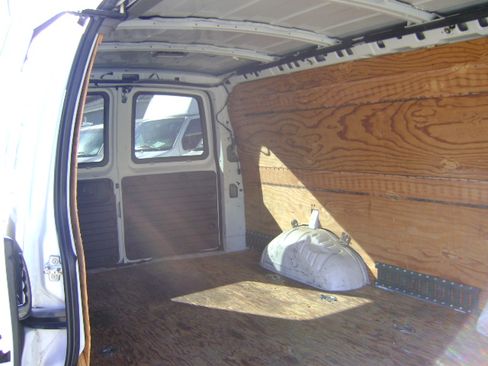 Used 2005 Chevrolet Express 3500 image 12