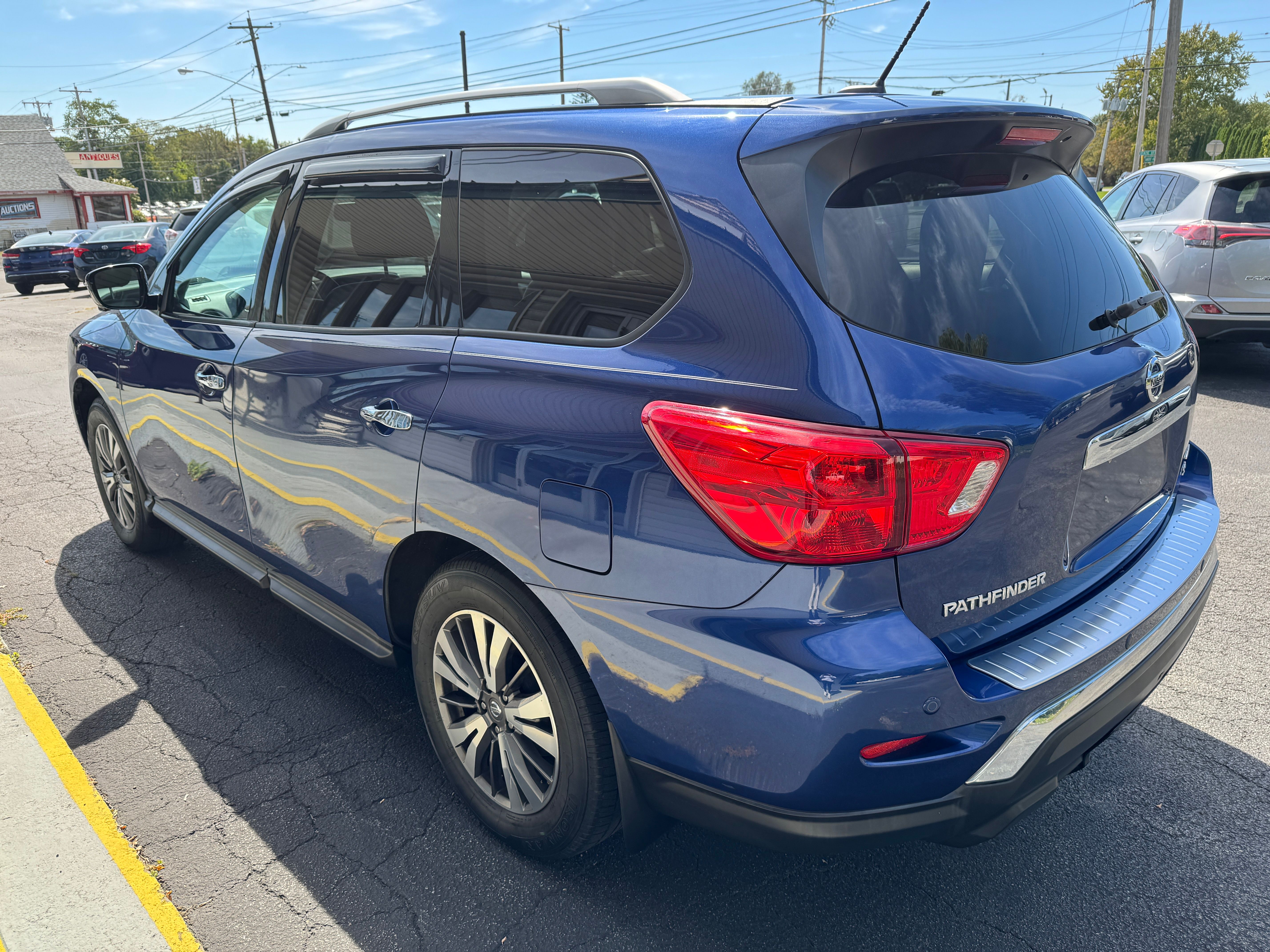 Used 2017 Nissan Pathfinder 4WD SL w/ Premium Package image 4