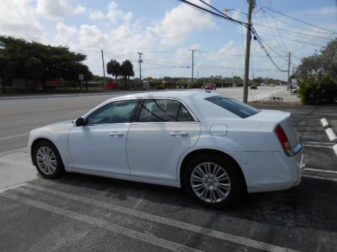 Used 2014 Chrysler 300 AWD image 3