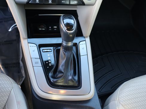 Used 2017 Hyundai Elantra Limited image 27