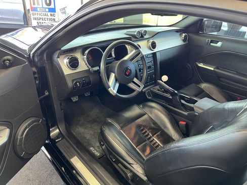 Used 2006 Ford Mustang GT Deluxe RWD image 11