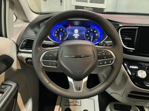 Used 2024 Chrysler Pacifica Touring-L image 18