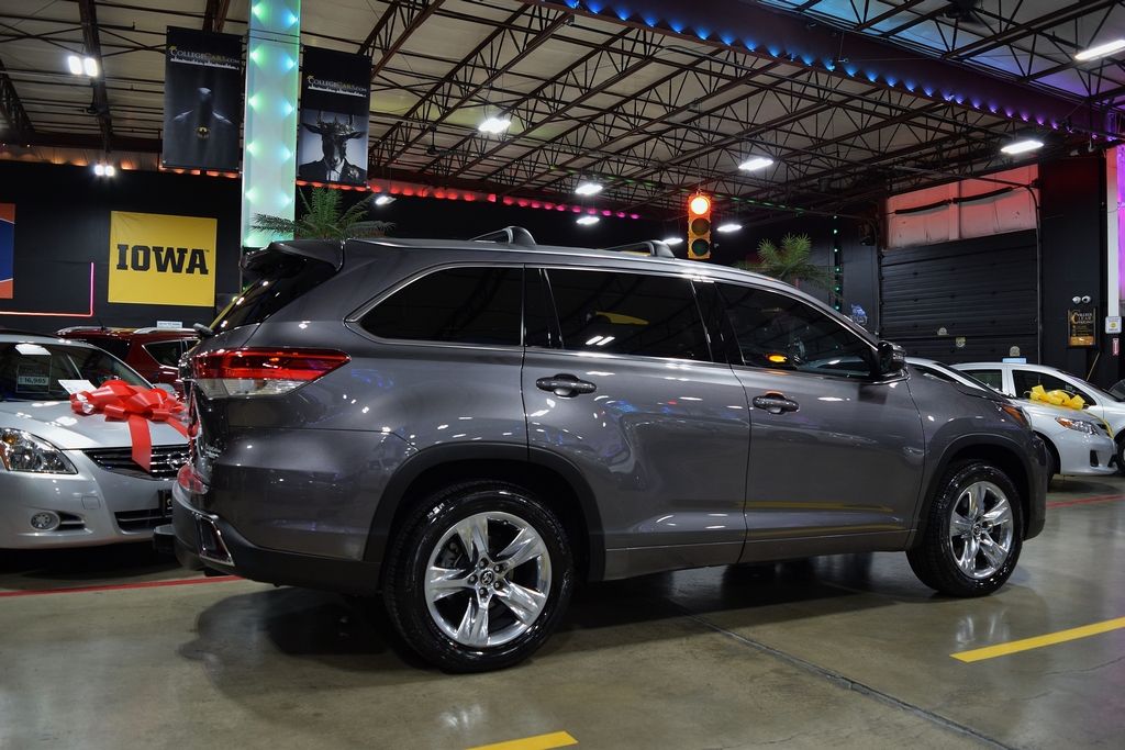 Used 2018 Toyota Highlander Limited V6 w/ 3rd Row FWD image 14