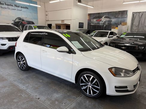 Used 2016 Volkswagen Golf 4-Door FWD image 3
