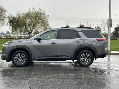 Used 2022 Nissan Pathfinder SV image 2